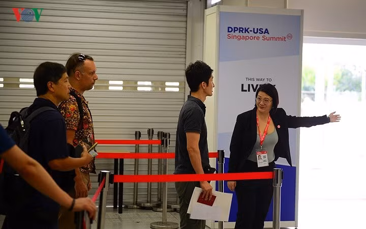 Trung tâm báo chí (IMC) phục vụ cho Hội nghị Thượng đỉnh Mỹ - Triều. được đặt tại toà nhà F1 Pit, nơi từng diễn ra chặng đua công thức 1 Singapore.