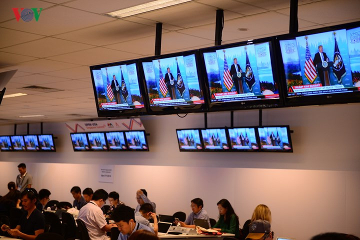 Trung tâm báo chí được đặt cách khách sạn Capella trên đảo Sentosa, nơi diễn ra hội nghị khoảng 5km. Các hoạt động tại cuộc gặp Thượng đỉnh sẽ được truyền trực tiếp về trung tâm.