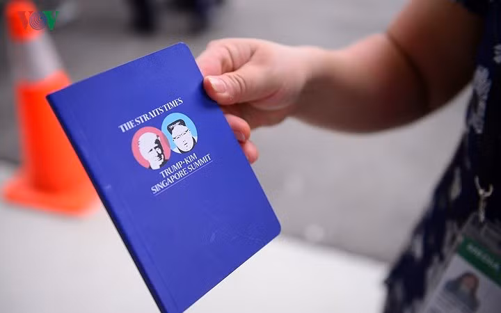 Một tặng phẩm cho phóng viên tới Singapore đưa tin về hội nghị lần này có in hình của nhà lãnh đạo Triều Tiên Kim Jong-un và Tổng thống Mỹ Donald Trump.