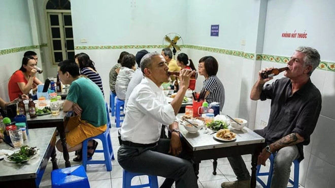 Bourdain cùng cựu Tổng thống Obama dùng bún chả tại Hà Nội năm 2016. Ảnh: CNN.