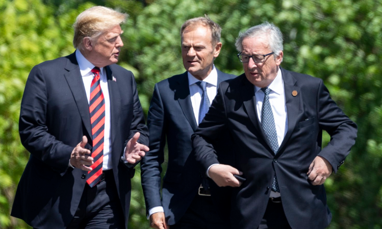 Tổng thống Trump trao đổi với Chủ tịch Ủy ban châu Âu Jean-Claude Juncker và Chủ tịch Hội đồng châu Âu Donald Tusk tại hội nghị G7 tuần trước. Ảnh: Twitter.