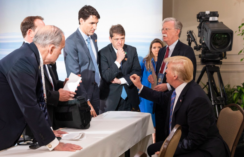 Một bức ảnh khác cho thấy, các nhà lãnh đạo đang chăm chú lắng nghe ông Trump. Ảnh: Twitter.