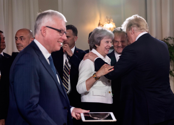 Đồng thời, Tổng thống Trump đăng kèm những bức ảnh cho thấy ông cười nói vui vẻ và bắt tay với các nhà lãnh đạo tại thượng đỉnh G7, bác bỏ thông tin cho rằng ông bất hòa với họ. Ảnh: Twitter.