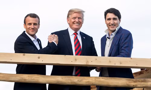 Ông chủ Nhà Trắng đứng giữa Tổng thống Pháp Emmanuel Macron (trái) và Thủ tướng Canada Justin Trudeau. Ảnh: Twitter.