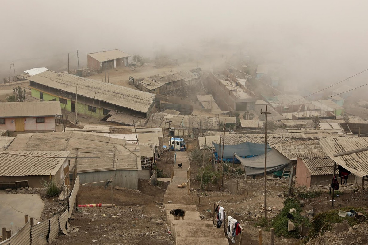 Theo hãng thông tấn Reuters, đối với người dân ở Nueva Union, một khu ổ chuột nghèo tại Peru, sân bóng chính là nơi họ tìm được niềm vui sau cuộc mưu sinh vất vả hàng ngày. (Nguồn: Reuters)