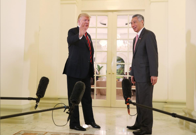 Thủ tướng Lý Hiển Long (phải) đón Tổng thống Trump tại Dinh Tổng thống Istana. Ảnh: Reuters.