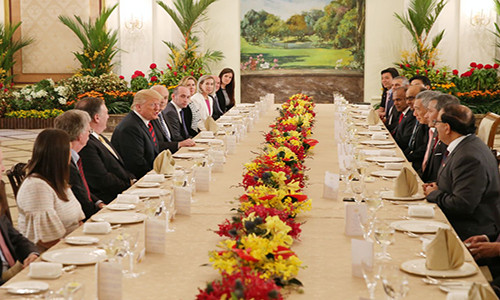 Tổng thống Trump và phái đoàn Mỹ vừa dùng bữa trưa vừa trao đổi với Thủ tướng Lý Hiển Long tại Dinh Tổng thống Istana. Ảnh: ST.