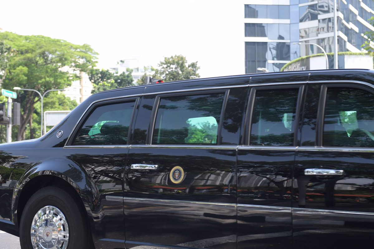 Được biết, ngay từ 10h30 sáng 11/6, nhiều phóng viên và quay phim đã tập trung gần khách sạn Shangri-La và Dinh Istana để chờ Tổng thống Trump xuất hiện. Ảnh: ST.