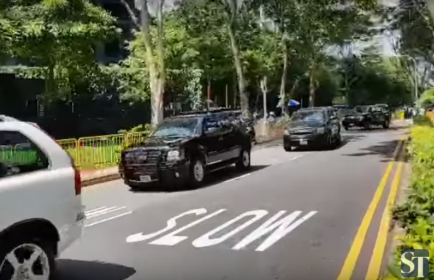 Được tháp tùng bởi đoàn xe hùng hậu, chiếc xe mang biệt danh “Quái thú” chở nhà lãnh đạo Mỹ tới Dinh Tổng thống Istana. Ảnh: ST.