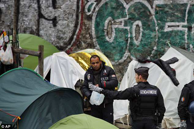 Các nhà chức trách Pháp đã phong tỏa công viên và nhiều địa điểm công cộng xung quanh khu trại này để tiến hành công tác phá dỡ. Ảnh: AP.