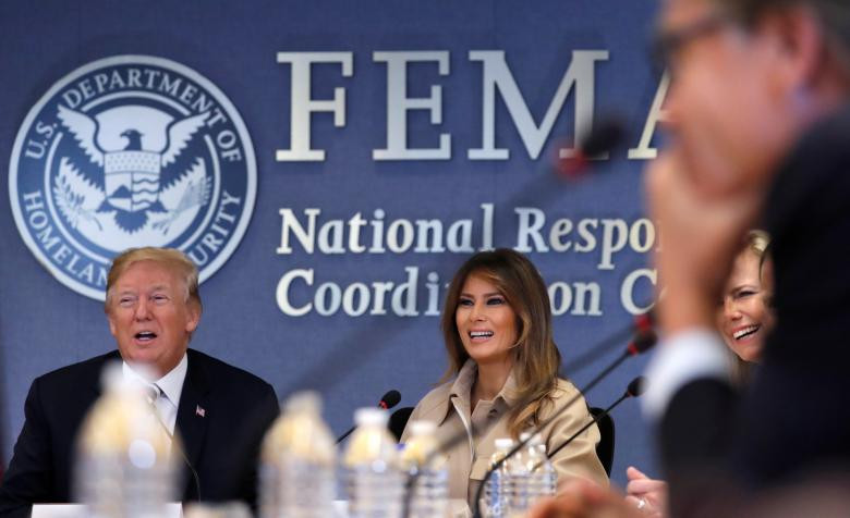 Đệ nhất phu nhân Mỹ Melania nở nụ cười tươi khi tham dự sự kiện tại FEMA ở thủ đô Washington.