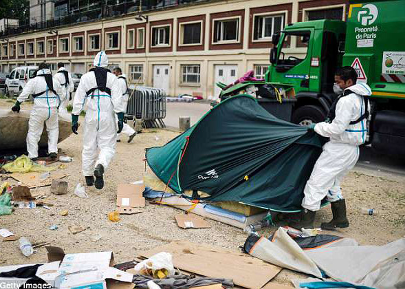 Được biết, đây là lần thứ 35 kể từ giữa năm 2015 cảnh sát Pháp tiến hành phá dỡ các khu trại tị nạn tạm bợ và sơ tán những người dân nhập cư ra khỏi ngoại ô thủ đô Paris. Ảnh: Getty.