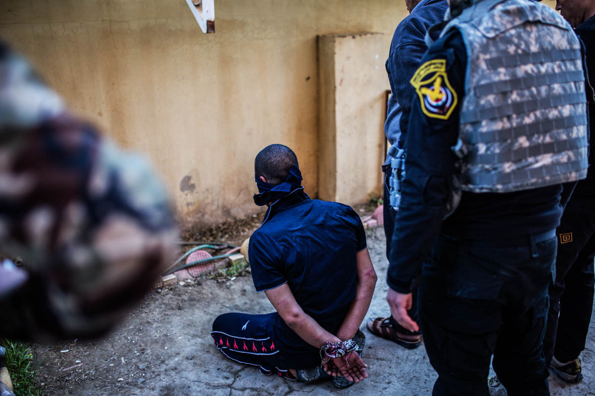 Ismail H, sinh năm 1987, bị còng tay tại khu vực tòa án chống khủng bố ở thành phố Mosul ở Iraq. Ismail là một chiến binh IS đã đầu hàng Quân đội Iraq.