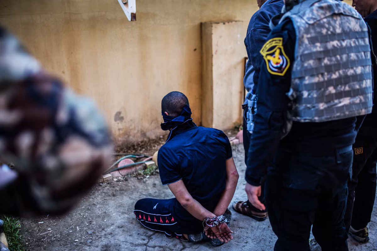 Ismail H, sinh năm 1987, bị còng tay tại khu vực tòa án chống khủng bố ở thành phố Mosul ở Iraq. Ismail là một chiến binh IS đã đầu hàng Quân đội Iraq.