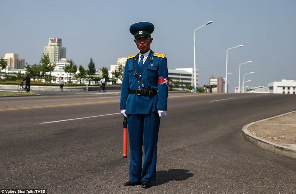 Một cảnh sát giao thông Triều Tiên làm nhiệm vụ trên con đường ở thủ đô Bình Nhưỡng. Ảnh: TASS.