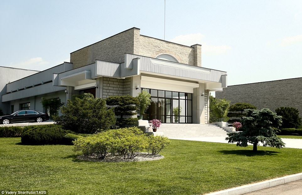 Theo Daily Mail, những bức ảnh chụp tư dinh của nhà lãnh đạo Triều Tiên Kim Jong-un ở Bình Nhưỡng do phóng viên Nga Valery Sharifulin ghi lại. Ảnh: TASS.