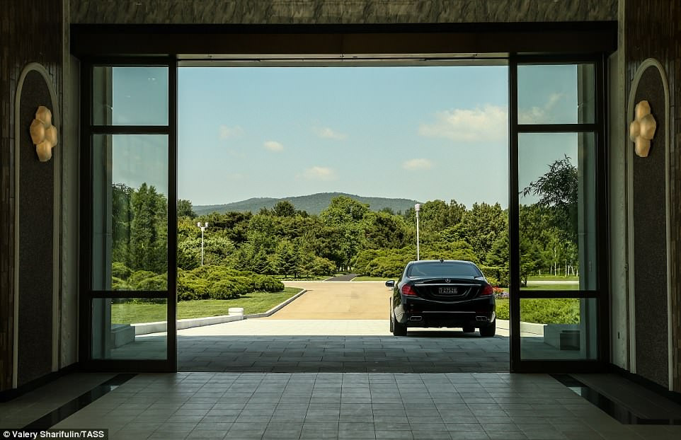 Theo The Sun, những cánh cửa trong tòa nhà này được thiết kế rộng, cho phép xe ô tô di chuyển dễ dàng. Ảnh: TASS.