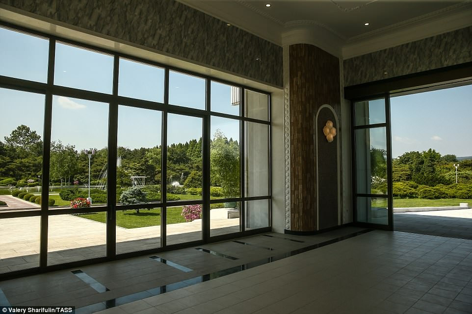 Cửa kính rộng giúp tòa nhà luôn ngập tràn ánh sáng tự nhiên. Dinh thự chủ yếu sử dụng những gam màu trung tính và trong nhà treo rất ít tranh. Ảnh: TASS.