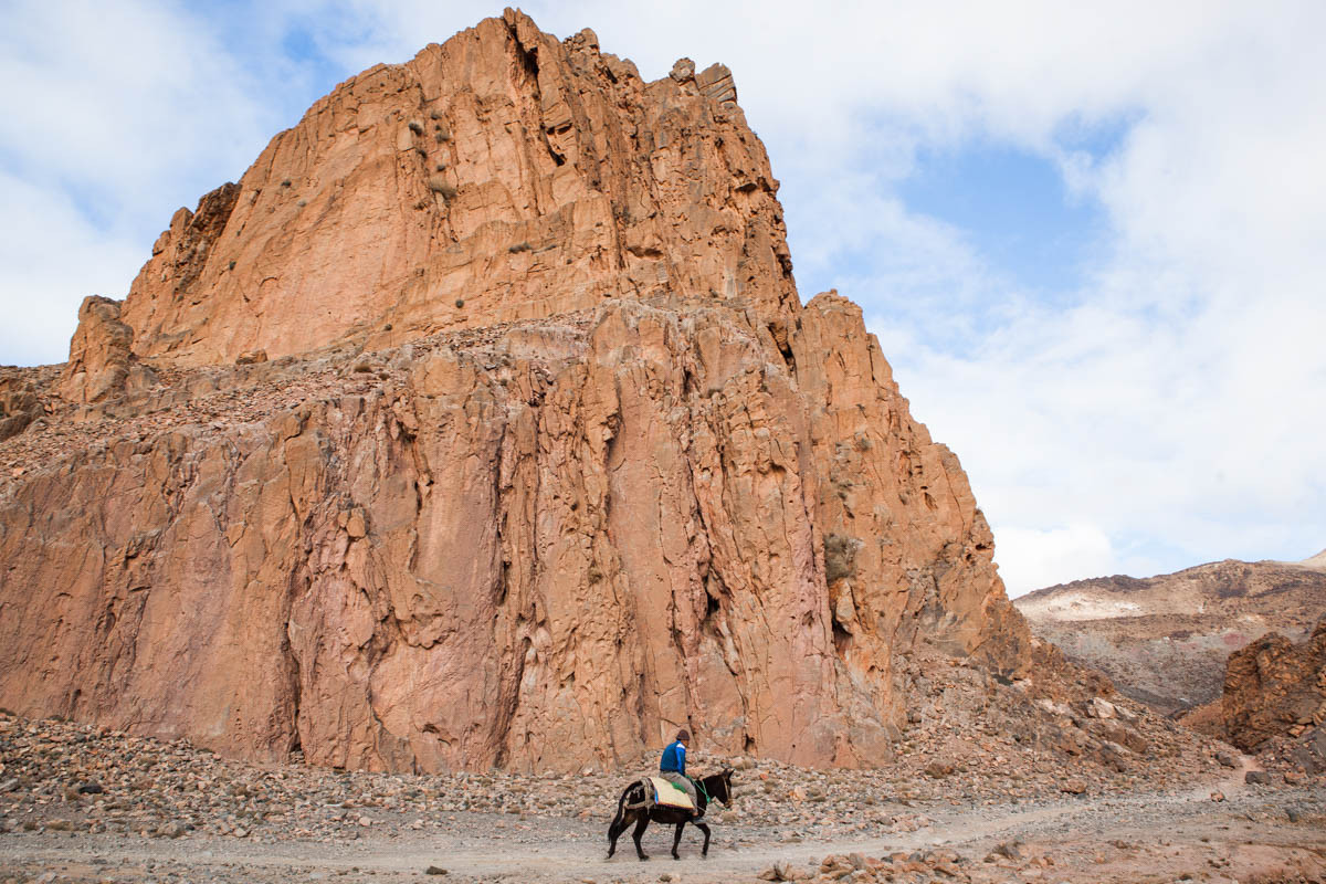 Được trang bị một số công cụ thô sơ, khoảng 100 thợ muối ở Ma-rốc vượt con đường dài khoảng 7 km mỗi buổi sáng để tới các mỏ muối. Họ làm việc 6 ngày trong tuần với mức lương trung bình khoảng 200 USD/tháng. Hầu hết các thợ muối hiện nay đều trên 40 tuổi.