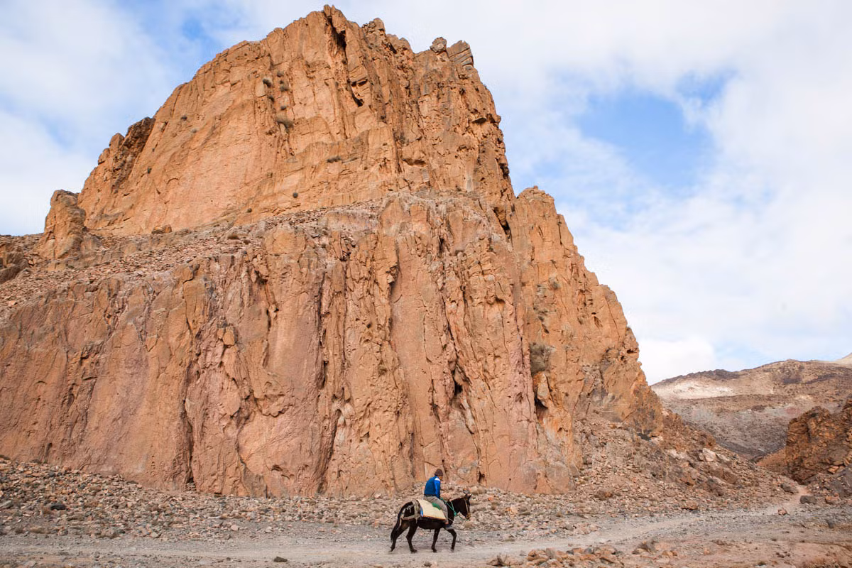 Được trang bị một số công cụ thô sơ, khoảng 100 thợ muối ở Ma-rốc vượt con đường dài khoảng 7 km mỗi buổi sáng để tới các mỏ muối. Họ làm việc 6 ngày trong tuần với mức lương trung bình khoảng 200 USD/tháng. Hầu hết các thợ muối hiện nay đều trên 40 tuổi.