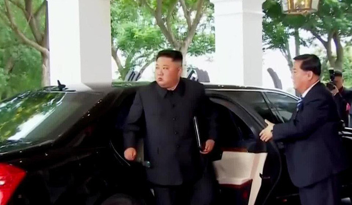 Ông Kim Jong Un tới nơi dự hội đàm bằng chiếc xe Mercedes bóng lộn, một loại hàng hóa bị cấm bán cho Triều Tiên theo các lệnh trừng phạt quốc tế - Ảnh: SKY NEWS