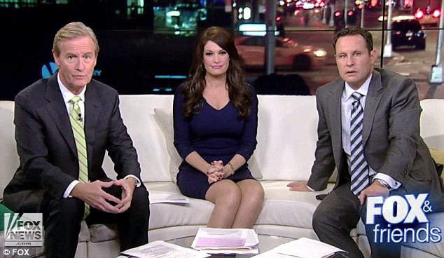 Người chồng đầu tiên của Guilfoyle (ngồi giữa) là cựu Thị trưởng San Francisco Gavin Newsom. Hai người kết hôn năm 2001 nhưng “đường ai nấy đi” vào năm 2006. Ảnh: Fox.