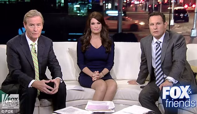 Người chồng đầu tiên của Guilfoyle (ngồi giữa) là cựu Thị trưởng San Francisco Gavin Newsom. Hai người kết hôn năm 2001 nhưng “đường ai nấy đi” vào năm 2006. Ảnh: Fox.