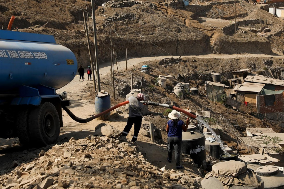 Cư dân mua nước sạch từ xe bồn chở nước. Cuộc sống trong khu ổ chuột Nueva Union còn thiếu thốn nhiều thứ.