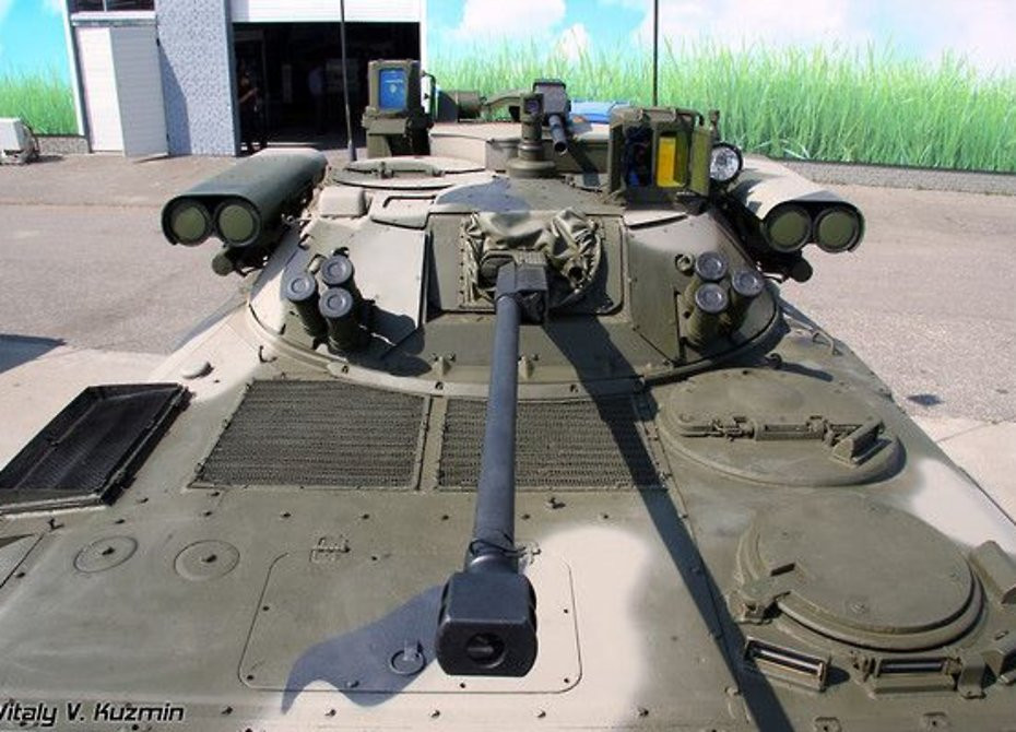 Trong khi đó, BMP-2M (sb4-3) được trang bị kính ngắm đa kênh tiên tiến. Phạm vi phát hiện mục tiêu như xe tăng ở khoảng cách lên đến 5.000 mét và vào ban đêm có thể lên tới 3.000 mét. Ảnh: Xe chiến đấu BMP-2. Ảnh: bastion-karpenko.