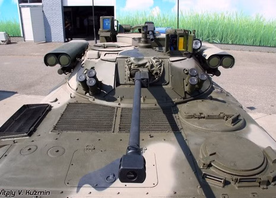 Trong khi đó, BMP-2M (sb4-3) được trang bị kính ngắm đa kênh tiên tiến. Phạm vi phát hiện mục tiêu như xe tăng ở khoảng cách lên đến 5.000 mét và vào ban đêm có thể lên tới 3.000 mét. Ảnh: Xe chiến đấu BMP-2. Ảnh: bastion-karpenko.