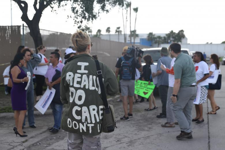 Theo hãng thông tấn Reuters, nhiều người dân Mỹ đã tham gia vào các cuộc biểu tình phản đối chính sách nhập cư “không khoan nhượng” của Tổng thống Trump cũng như việc tạm giữ những em nhỏ nhập cư trong các cơ sở lưu trú ở nước Mỹ. Ảnh: Một nhóm người phản đối chính sách chia cắt gia đình những người nhập cư bất hợp pháp vào nước Mỹ của ông Trump ở McAllen, Texas, ngày 25/6. (Nguồn: Reuters)
