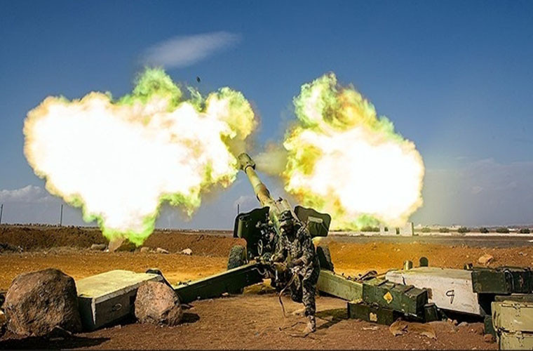 Trong diễn biến khác trên chiến trường Syria, lực lương pháo binh Syria dồn dập oanh kích căn cứ của các nhóm khủng bố ở tỉnh Daraa hôm 20/6, làm suy yếu các tuyến phòng thủ của bọn chúng để chuẩn bị cho chiến dịch quân sự quy mô lớn sắp tới ở phía nam tỉnh. Ảnh: FNA.