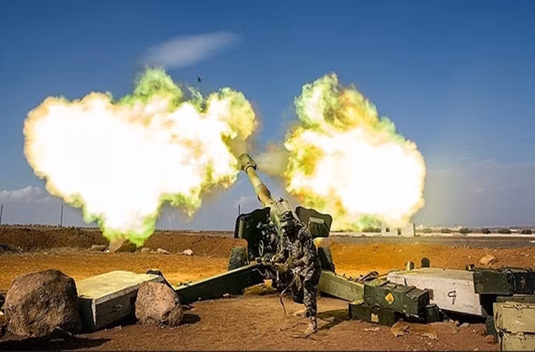 Trong diễn biến khác trên chiến trường Syria, lực lương pháo binh Syria dồn dập oanh kích căn cứ của các nhóm khủng bố ở tỉnh Daraa hôm 20/6, làm suy yếu các tuyến phòng thủ của bọn chúng để chuẩn bị cho chiến dịch quân sự quy mô lớn sắp tới ở phía nam tỉnh. Ảnh: FNA.