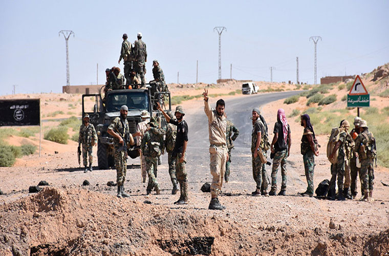 Giới chuyên gia quân sự nhấn mạnh rằng các tay súng IS sẽ không thể vượt qua sông Euphrates từ bờ đông sang bờ tây để tấn công lực lượng chính phủ Damascus nếu không có sự hỗ trợ của Quân đội Mỹ và lực lượng SDF. Ảnh: Sputnik.