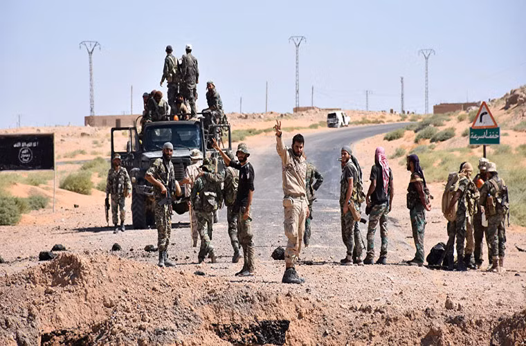 Giới chuyên gia quân sự nhấn mạnh rằng các tay súng IS sẽ không thể vượt qua sông Euphrates từ bờ đông sang bờ tây để tấn công lực lượng chính phủ Damascus nếu không có sự hỗ trợ của Quân đội Mỹ và lực lượng SDF. Ảnh: Sputnik.