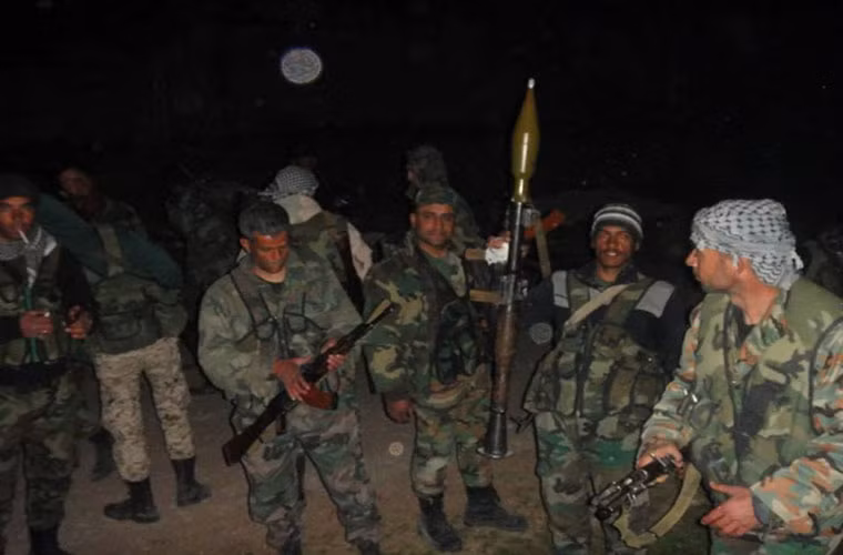 “Quân đội Syria dồn dập tấn công căn cứ của nhóm phiến quân tại các thị trấn al-Lajah, al-Harra và al-Sowar, qua đó tiêu diệt nhiều chiến binh khủng bố và phá hủy trang thiết bị quân sự của bọn chúng”, nguồn tin cho hay. Ảnh: AMN.