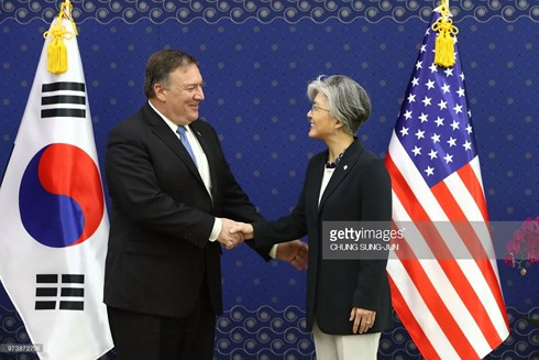 Ngoại trưởng Mỹ Mike Pompeo (trái) và Ngoại trưởng Hàn Quốc Kang Kyung-hwa. Ảnh: Getty.