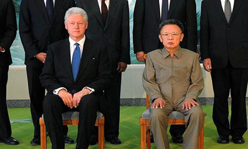 Được biết, cựu Tổng thống Bill Clinton là nhân vật cao cấp nhất của Mỹ tới Bình Nhưỡng kể từ khi cựu Ngoại trưởng Madeleine K. Albright đặt chân đến quốc gia Đông Á này năm 2000. Ảnh: Bill Clinton (trái) ngồi cạnh Chủ tịch Triều Tiên Kim Jong-il ở Bình Nhưỡng ngày 4/8/2009. Ảnh: AP.