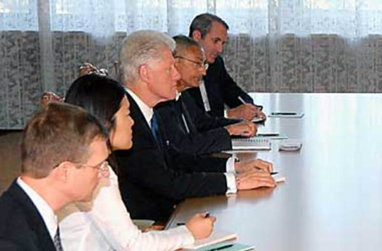 Cựu Tổng thống Mỹ tới quốc gia Đông Á này nhằm đàm phán về tự do cho hai phóng viên Mỹ. Chuyến đi diễn ra trong thời điểm căng thẳng giữa Triều Tiên và Mỹ lên cao sau các cuộc thử hạt nhân và tên lửa của Bình Nhưỡng. Ảnh: Reuters.