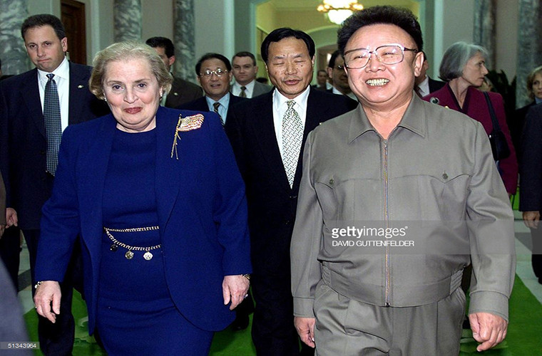 Trước đó, hồi tháng 10/2000, nữ Ngoại trưởng Mỹ khi đó là bà Madeleine K. Albright, dưới thời Tổng thống Mỹ Bill Clinton, đã đáp chuyến bay xuống thủ đô Bình Nhưỡng (Triều Tiên). Ảnh: Getty Images.