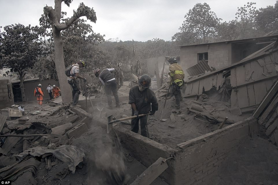 Lực lượng cứu hộ làm việc tại khu vực thảm họa ở ngôi làng El Rodeo.