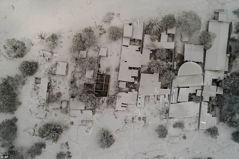 Lực lượng cứu hộ tìm kiếm những người sống sót tại ngôi làng El Rodeo nằm trong khu vực thảm họa gần núi lửa Fuego.