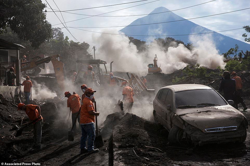 Công nhân dọn dẹp đống tro bụi ở El Rodeo sau vụ núi lửa Fuego phun trào.