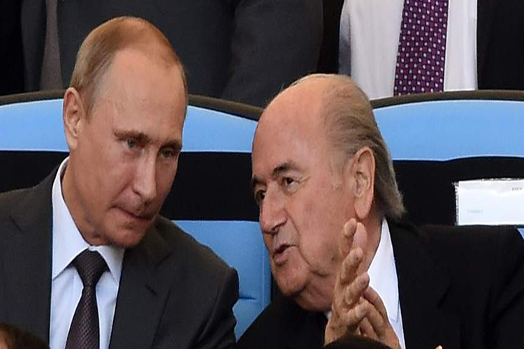Có thể thấy, Tổng thống Nga Vladimir Putin cũng là một fan hâm mộ bóng đá. Trong mùa World Cup 2014, ông chủ Điện Kremlin đã bay sang tận Brazil để theo dõi trận chung kết giữa Đức và Argentina. Ảnh: Tổng thống Putin (trái) ngồi cạnh ông Sepp Blatter, khi đó là Chủ tịch Liên đoàn Bóng đá Thế giới FIFA, theo dõi trận đấu. Ảnh: Getty.