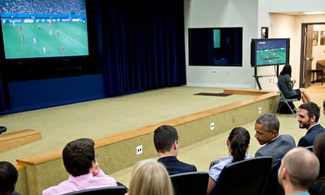 Tổng thống Obama cùng mọi người theo dõi trận đấu bóng giữa Mỹ và Bỉ qua màn ảnh nhỏ tại tòa nhà Eisenhower, thủ đô Washington, hồi năm 2014. Ảnh: Independent.