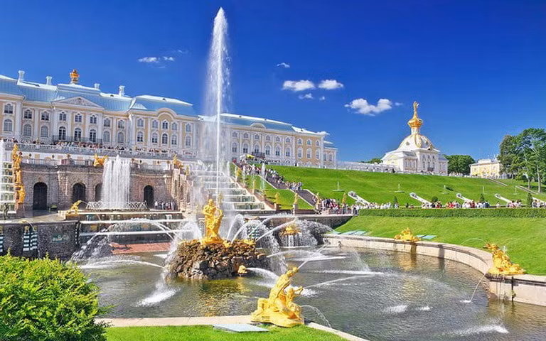 Thị trấn Petergof được thành lập vào nửa đầu thế kỷ 18 theo lệnh của Peter Đại đế. Thị trấn này nổi tiếng với hàng trăm đài phun nước. Ảnh: Flickr.