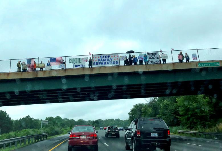 Khẩu hiệu phản đối việc chia cắt các gia đình nhập cư xuất hiện nhiều trên cây cầu gần Laurel, Maryland, ngày 22/6.