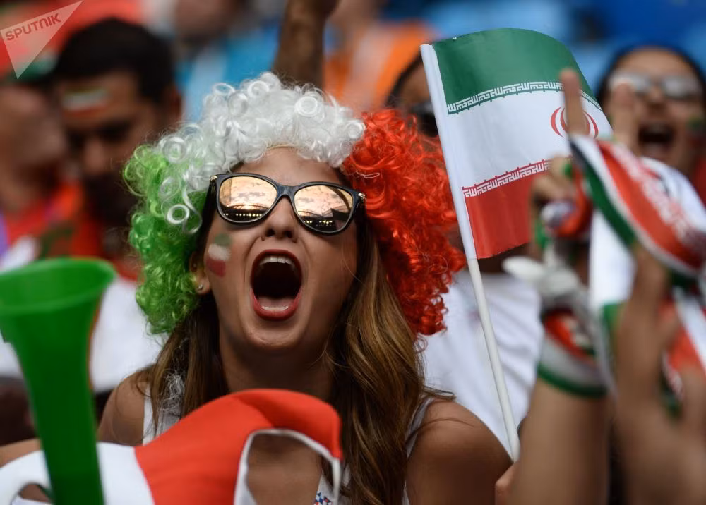 Một người hâm mộ đội tuyển Iran cổ vũ cuồng nhiệt tại sân vận động St Petersburg.