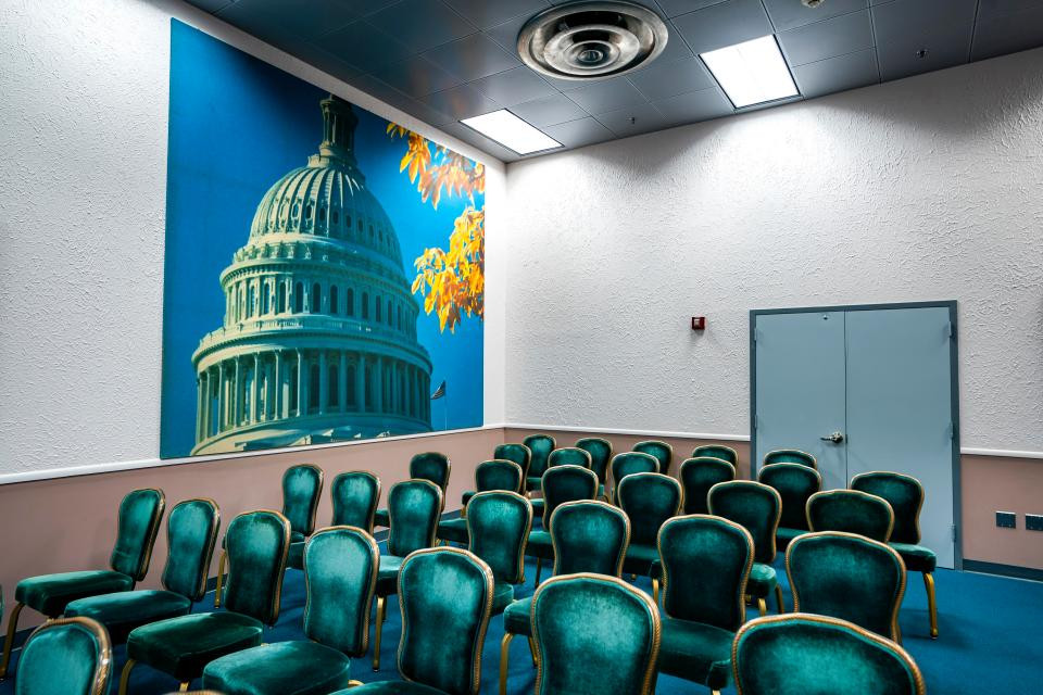 Bên trong hầm trú ẩn hạt nhân này còn có cả một phòng họp báo.