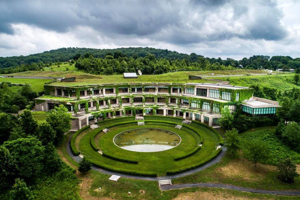 Theo The Sun, nhiều hầm trú ẩn hạt nhân ở Mỹ được xây dựng vào những năm 1950 và 1960 trong bối cảnh mối quan hệ giữa Mỹ và Liên Xô trở nên căng thẳng. Cục Dự trữ Liên bang Mỹ đã cất giấu hàng tỷ USD tiền mặt trong hầm trú ẩn hạt nhân Mount Pony (ảnh) ở Cupeper, bang Virginia. (Nguồn: The Sun)